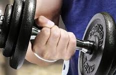 un homme avec un haltère